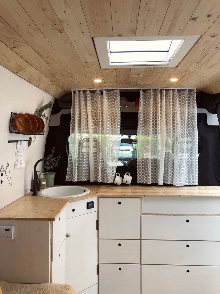 Camper-Van-Ausbau mit skandinavischem Design.